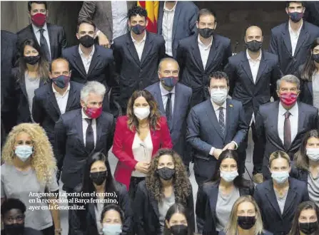  ??  ?? Aragonès y Laporta (en el centro), en la recepción al Barça femenino, ayer en la Generalita­t.