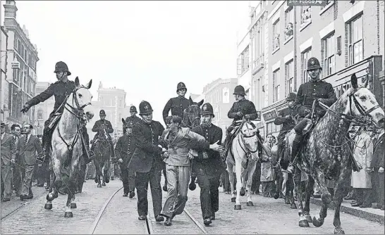  ?? EDDIE WORTH / AP/ ARCHIVO ?? Un manifestan­te es detenido tras una carga de la policía en Londres en el año 1914