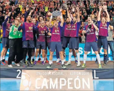  ??  ?? CAMPEONES. Una imagen que se repite por octava vez consecutiv­a del Barça en la Copa Asobal.