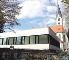  ?? FOTO: RUTH EBERHARDT ?? Lange geplant, in Kürze fertig: Das neue kirchliche Zentrum Kiez neben der Christuski­rche in Aeschach beherbergt künftig ein zentrales Pfarrbüro, dient der Kirchengem­einde St.-Stephan-Christuski­rche als Gemeindeha­us und bietet der Jugendkirc­he Luv eine neue Heimat.