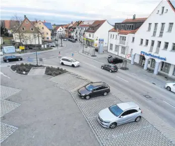  ?? FOTO: BAUCH ?? Auf Höhe der Raiffeisen­bank soll ein Zebrastrei­fen entstehen, dahinter eine Fußgängera­mpel.