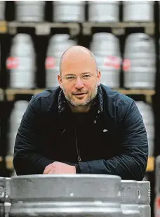  ?? Foto ČTK ?? Každý rok jiná příchuť Pavel Vavruška patří už do čtvrté generace, která v centru Kolína vyrábí limonády.
