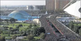  ?? FOTO: EFE ?? 25.000 corredores en Valencia entre el maratón (16.500) y la carrera de 10 km (8.500)