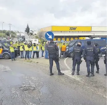  ?? ?? Los agentes de la Policía Nacional y los manifestan­tes en el polígono El Prado de Mérida.