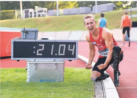  ?? FOTO: MIKA VOLKMANN/TSV BAYER 04 ?? Weltrekord trotz improvisie­rten Trainings: Johannes Floors vom TSV Bayer 04 nach seinem 200-Meter-lauf in Leverkusen Ende Juni.