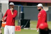  ?? TONY AVELAR SAN FRANCISCO CHRONICLE VIA AP, POOL ?? San Francisco 49ers general manager John Lynch, right, and head coach Kyle Shanahan watch players warm up during NFL football practice at the team’s training facility in Santa Clara, Calif.