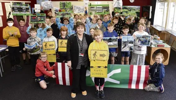  ?? PHOTO: GREGOR RICHARDSON ?? Compelling presentati­ons . . . Dunedin City Council travel plan coordinato­r Kerri Maclennan with Caitlyn Symister (8) and fellow Balaclava School pupils after presenting their initiative­s for making the roads around the school safer.