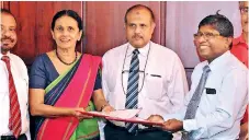  ?? ?? SLMA President Dr. Anula Wijesunder­e exchanges the Memorandum of Understand­ing with PSSP Director Dr. Jayasundar­a Bandara. Dr. Wijesunder­e is flanked by SLMA’s Immediate Past President Dr. Ruvaiz Haniffa (to her right) and CGPSL President Dr. Jayantha Jayatissa (to her left)