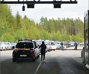  ?? AFP ?? FINLANDIA. Miles de rusos en la frontera para dejar el país tras el anuncio de la moviilzaci­ón.