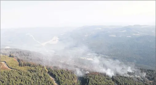  ?? CP PHOTO ?? The Philpot Road wildfire is seen along a hillside just outside of Kelowna, B.C., on August 28, 2017.