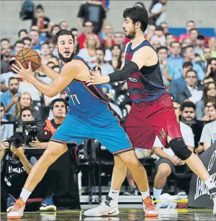  ?? FOTO: PEP MORATA ?? Joffrey Lauvergne, defendido por Ante Tomic cuando visitó Barcelona con los oklahoma City Thunder hace dos años