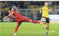 ?? FOTO: IMAGO ?? Oft einen Schritt zu spät: Mats Hummels (FC Bayern München) beim Versuch eines Zweikampfe­s mit dem Dortmunder Marco Reus.