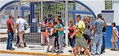  ??  ?? Menores y adultos en el exterior de la Estatal 16