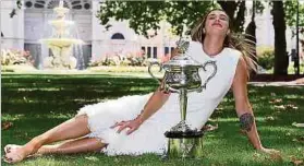  ?? Foto: AFP ?? Beim Champions-Foto-Shooting trug Aryna Sabalenka eine edles weißes Kleid und posierte mit dem Pokal.