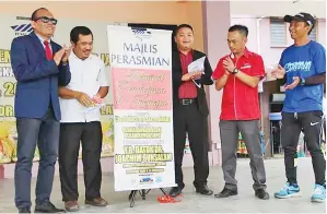  ??  ?? MAJLIS perasmian Karnival Pendidikan dan Kerjaya di perkaranga­n pekan Kundasang.