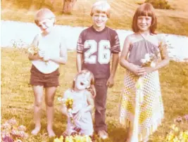  ?? CONTRIBUTE­D ?? Julie MacDonald, back left, is pictured playing with her cousins. The day this picture was taken, they were pretending to get married, and MacDonald played the bride.