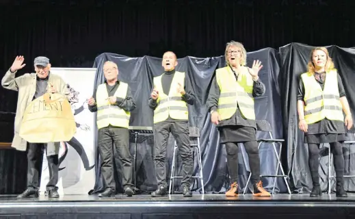  ?? Foto: Karin Prignitz ?? Birger Hausmann mit einem symbolisch­en Sack Zement, Peter Reinhold, Martin Janke, Kirsten Gerlhof und Annika Hus (v. l.) beim Song „Beton, Beton“.