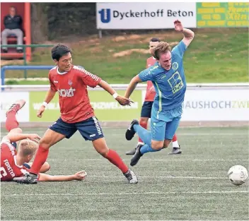  ?? RP-FOTO: JÖRG KNAPPE ?? Das Foul von FC-Akteur Kosuke Hatta (Bildmitte) blieb ohne Folgen. Die Gäste waren in Nettetal überlegen und nahmen verdienter­maßen drei Punkte mit nach Hause.