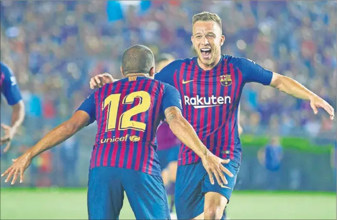  ??  ?? CONEXIÓN BRASILEÑA. Rafinha y Arthur celebran el golazo que el debutante brasileño marcó al Tottenham.