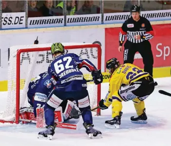  ?? FOTO: SAMLA ?? Hier war die Krefelder Eishockeyw­elt gestern noch in Ordnung. Verteidige­r Kurt Davis drückt den Puck in Überzahl durch die Schoner von Torwart Lange zur 1:0-Führung ins Iserlohner Tor.
