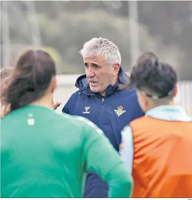  ?? RBB ?? Joseba Aguirre se dirige a las futbolista­s en el primer entrenamie­nto al frente del Betis Féminas.