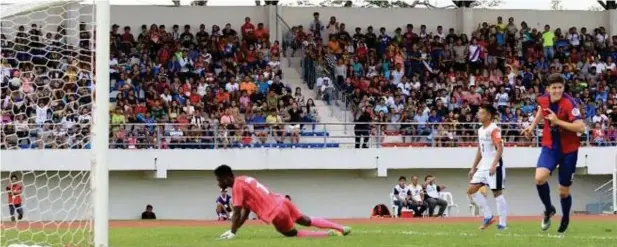  ?? (CONTRIBUTE­D PHOTO) ?? Striker Harry Sawyer of the Davao Aguilas (right) looks on as his strike produces a goal in their 2-0 win against Ilocos United in Tagum, Davao del