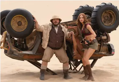  ?? Bild: Frank Masi ?? Jack Black and Karen Gillan kämpar på men räddar inte nya ”Jumanji”.