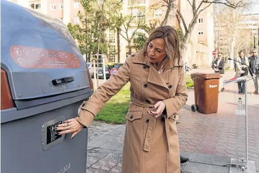  ?? TONI GALÁN ?? La alcaldesa, Natalia Chueca, ayer durante la presentaci­ón del quinto contenedor para reciclar basura orgánica en Zaragoza.