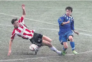  ?? John Rooney ?? Liam Turner battles for the ball for Widnes in the clash with Altrincham.