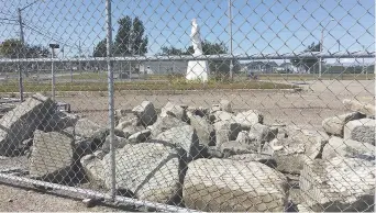  ??  ?? Ces pierres provenant de l’ancienne église Saint-Paul devraient servir à ériger un hommage dans la nouvelle église. - Acadie Nouvelle: Réal Fradette