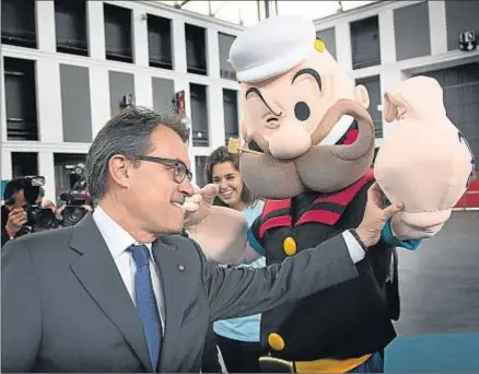  ?? PEDRO MADUEÑO ?? Artur Mas comproband­o la fuerza de Popeye, ayer en la inauguraci­ón del Saló del Còmic en Barcelona