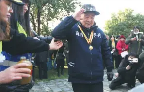  ?? YANG BO / CHINA NEWS SERVICE ?? A Chinese veteran salutes the victims of the Nanjing Massacre.