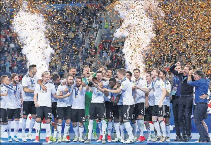  ??  ?? CAMPEONES. Los jugadores alemanes festejan su triunfo en la final de la Copa Confederac­ión nada más recibir el trofeo del torneo.