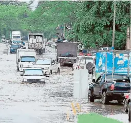  ?? FOTO: EL HERALDO ?? En San Pedro Sula, las lluvias anegaron las calles. La influencia de la vaguada continuará dejando precipitac­iones con actividad eléctrica.