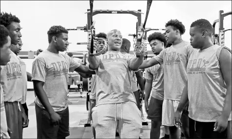  ?? AMY BETH BENNETT/SOUTH FLORIDA SUN SENTINEL ?? Ryan Shazier shows Plantation High School football players proper form in the weight room during a summer training camp at a Plantation, Florida, high school.
