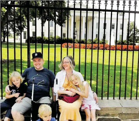  ?? BILD: PRIVAT ?? David Bartels mit seiner Frau Sonja und den Kindern Felix (10, links), Jan (5) im Kinderwage­n und Julia (11) vor dem Weißen Haus in Washington.