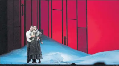  ?? STEVEN PISANO ?? Tenor Michael Spyres as Edgardo and soprano Brenda Rae as Lucia sing of their love in Lucia di Lammermoor at Opera Philadelph­ia.