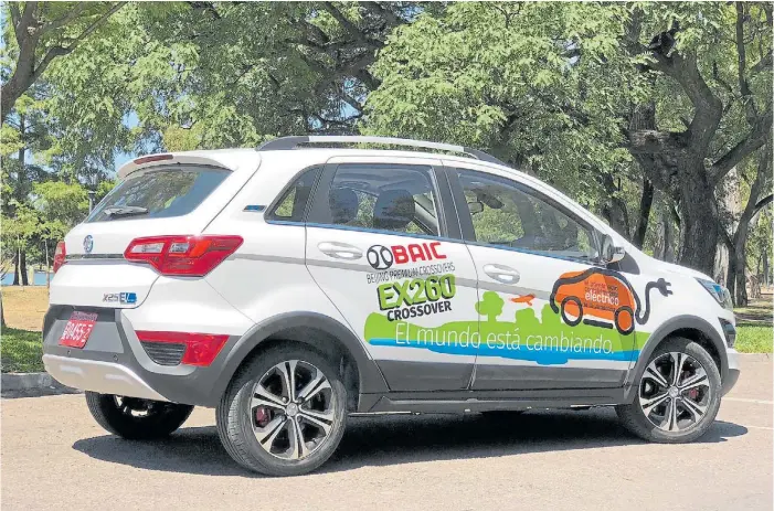  ??  ?? Urbano. De un tamaño parecido al de un Ford EcoSport, este BAIC EX 260 es muy ágil para moverse en la ciudad: acelera de 0 a 100 km/h en 13,5 segundos. Y no hace ningún ruido.