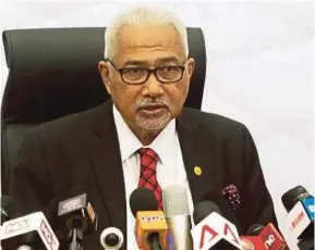  ?? PIC BY MOHD FADLI HAMZAH ?? Election Commission chairman Tan Sri Hashim Abdullah says candidates are required to bring a written consent letter.