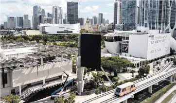  ?? AL DIAZ adiaz@miamiheral­d.com | April 25, 2024 ?? The digital billboard outside the Pérez Art Museum Miami was briefly illuminate­d last week at a level so bright that even the sign maker apologized publicly for the display.