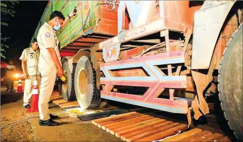  ?? PUBLIC WORKS MINISTRY ?? Overloaded trucks being inspected by authoritie­s in Kampong Cham province in November last year.