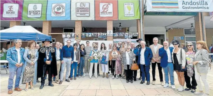  ?? ?? Autoridade­s forales y locales, cocineros, invitados y familiares de Manuel Resano posan en el ‘photocall’ durante la Jornada Gastronómi­ca.