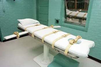  ?? ?? Above: the “death chamber” at Huntsville prison in Texas
