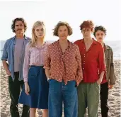  ?? FOTO: DPA ?? Das Ensemble von „Jahrhunder­tfrauen“(v.l.): Billy Crudup, Elle Fanning, Annette Bening, Greta Gerwig und Lucas Jade Zuman.