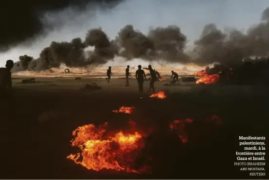  ?? PHOTO IBRAHEEM ABU MUSTAFA. REUTERS ?? Manifestan­ts palestinie­ns, mardi, à la frontière entre Gaza et Israël.