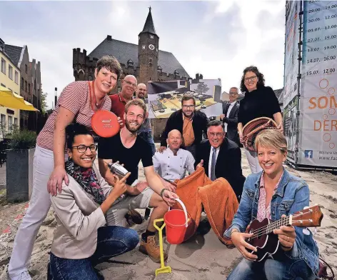  ?? RP-FOTO: MARKUS VAN OFFERN ?? Die Organisato­ren des Kalkarer „Sommer in der Stadt“freuen sich im schon gelieferte­n Sand, immerhin 160 Tonnen umfassend, auf die vielen Aktivitäte­n in der Innenstadt.