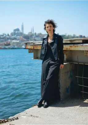  ??  ?? Elçin Poyrazlar, journalist­e et auteure, vit en Espagne, mais collabore au média d’opposition Medyascope. Elle écrit des romans policiers féministes dont la Turquie est le théâtre.