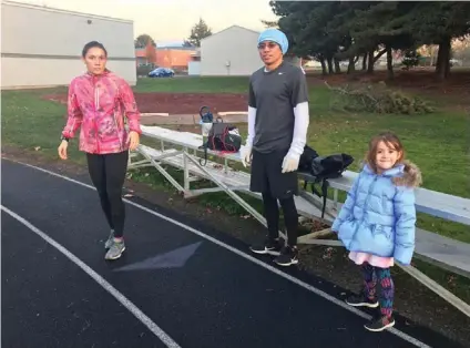  ?? CORTESÍA ?? Andrea Vargas entrenó junto a su hermano Alejandro, acompañado­s por Avril, la hija de la corredora, en la pista del Westview High School, en Portland, Oregón.