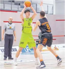  ?? FOTO: MANFRED SCHERWINSK­I ?? Kam, sah und siegte: Der junge Center Daniel Helterhoff, beim Team Ehingen Urspring ursprüngli­ch nicht eingeplant fürs Spiel gegen Schwenning­en, trug mit guten Aktionen zum deutlichen Heimsieg bei.