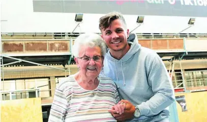  ?? ?? Lisbeth Krömer, la abuela más famosa de Alemania en TikTok, con su nieto